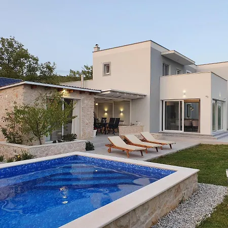 Little Getaway Villa *